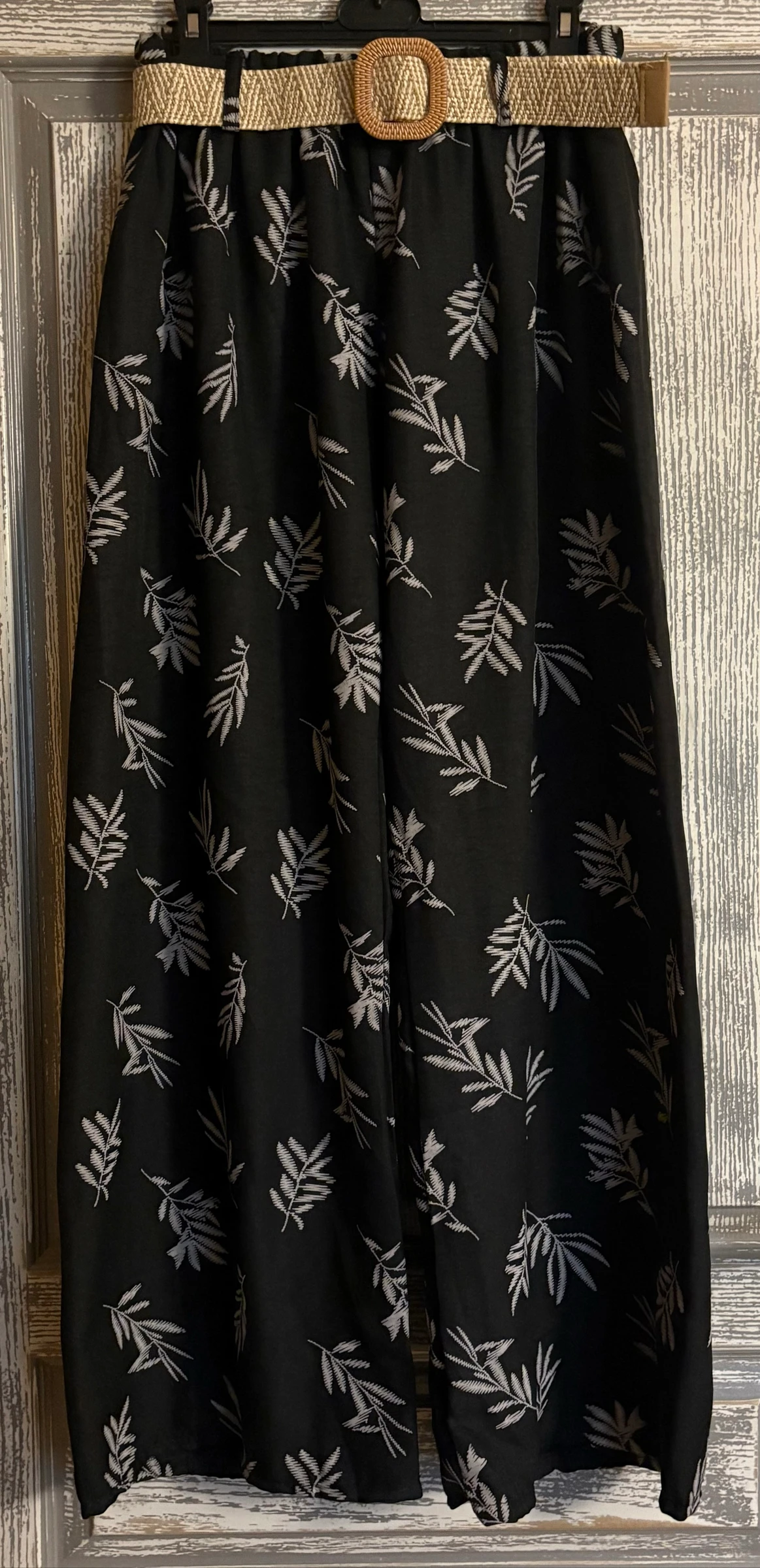 Pantalon noir motif feuillage blanc